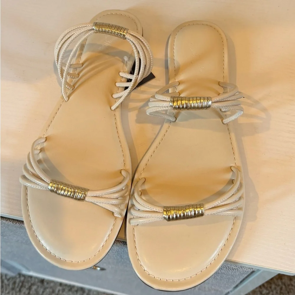 4/$18 Universal Thread Elegant Cream Sandals - Picture 2 of 3